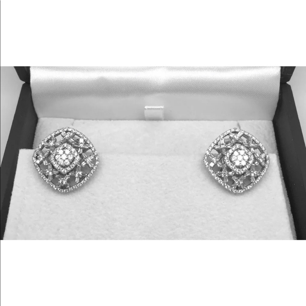 18k white gold 2.30 carats Earrings.NWT